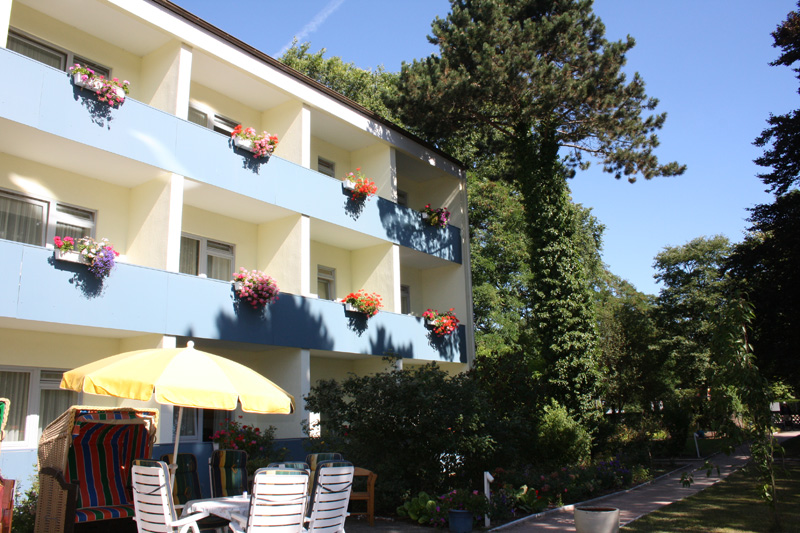 Strandkörbe vor dem Hotel im Sommer