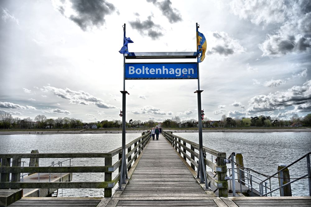 Blick über den Boltenhagener Steg aufs Wasser in Richtung timmendorfer Strand