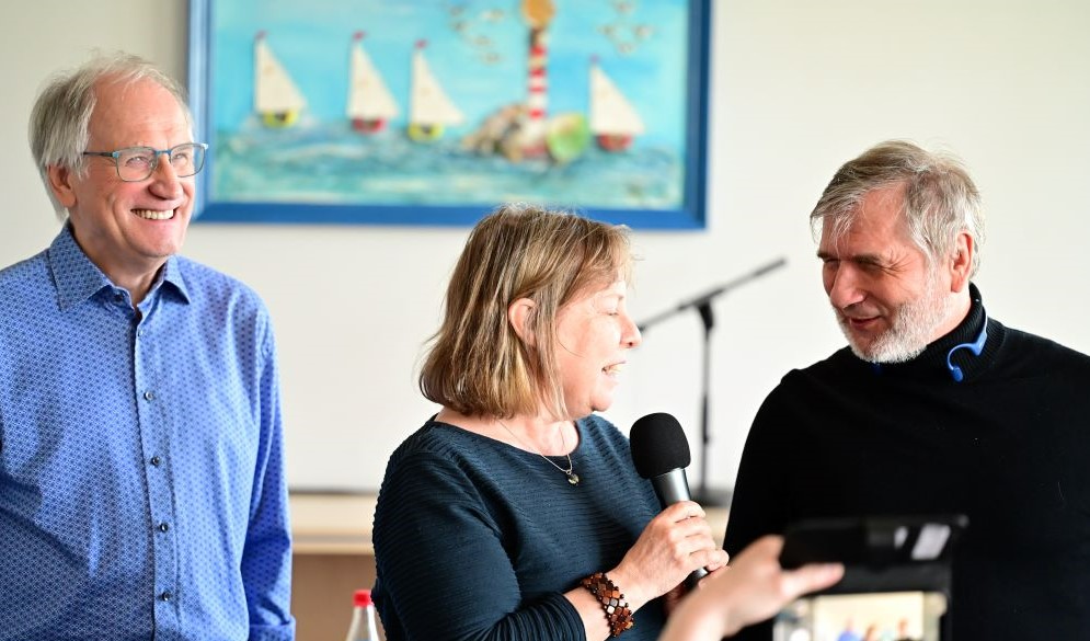 Susanne Siems (Mitte) im Gespräch mit Dr. Jürgen Trinkus (rechts) sowie Klaus Düsterhöft (links)