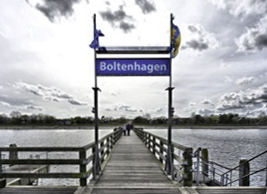 Bild: Ein Blick auf den Steg von Boltenhagen über das Wasser in die Lübecker Bucht
