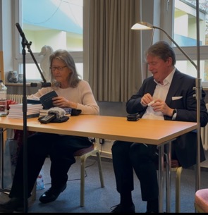 Bild: Karin Nohr links bei der Lesung, Thomas Abel als Moderator rechts