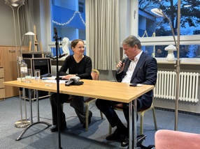 Bild: Anne Richter bei der Lesung links, Thomas Abel als Moderator rechts