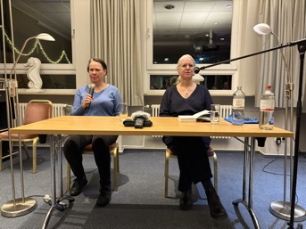 Bild: Isabel Bogdan bei der Lesung links, Lydia Sasnovskis als Moderatorin rechts