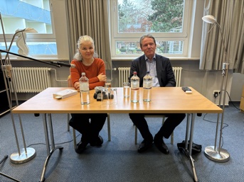 Bild: Julia Franck bei der Lesung links, Thomas Abel als Moderator rechts