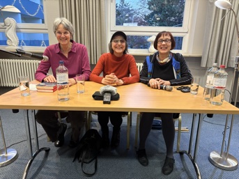 Bild: Barbara Jessel links, Salean A. Maiwald in der Mitte und Heike Thiel als Moderatorin rechts