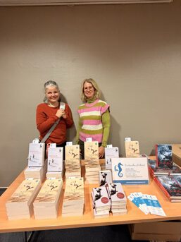 Bild: Christina Meier von der Buchhandlung Belletrist aus Timmendorfer Strand am Büchertisch, zusammen mit Julia Franck