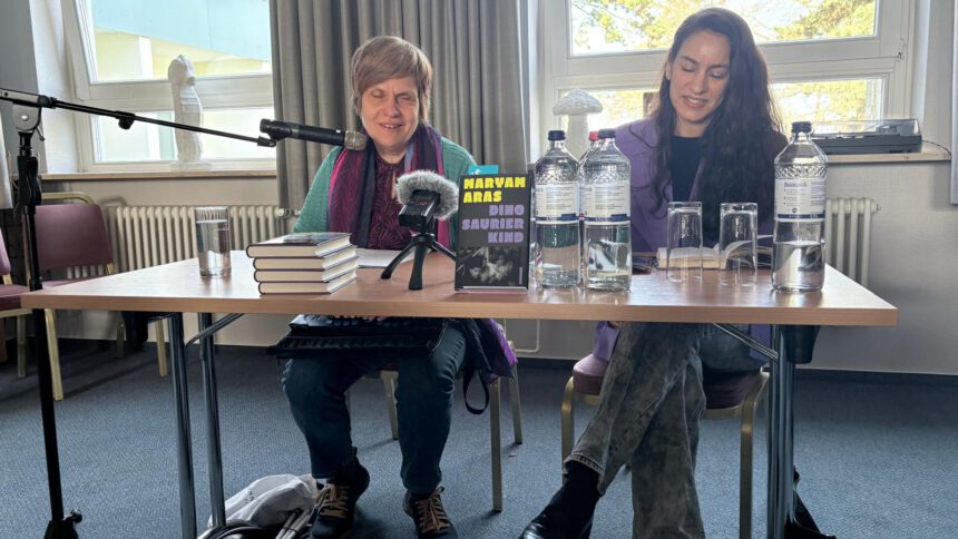 Bild: Maryam Aras (rechts) liest und Kerstin Gaedicke (links) moderiert