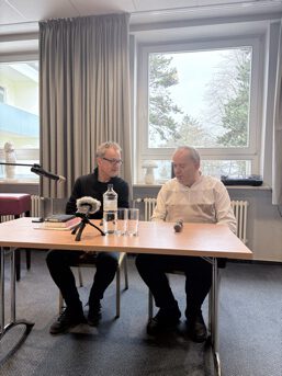 Bild: Jan Koneffke links liest und Mario Radermacher rechts moderiert