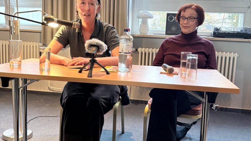 Bild: Judith Kuckart (links) liest und Heike Thiel (rechts) moderiert