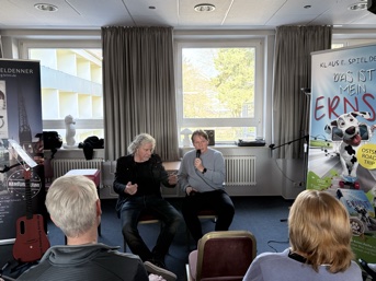 Bild: Klaus Spieldenner links liest und Thomas Abel rechts moderiert