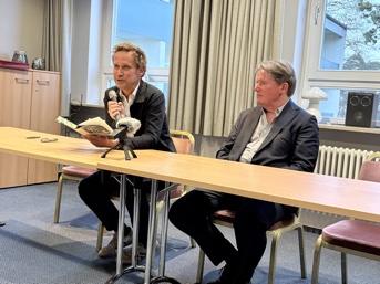 Bild: Volker Weidermann sitzt links und liest, Thomas Abel als Moderator sitzt rechts