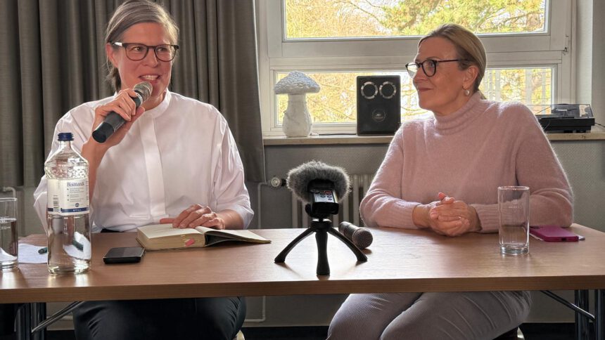 Bild: Maren Wurster links liest und Christine Abel rechts moderiert